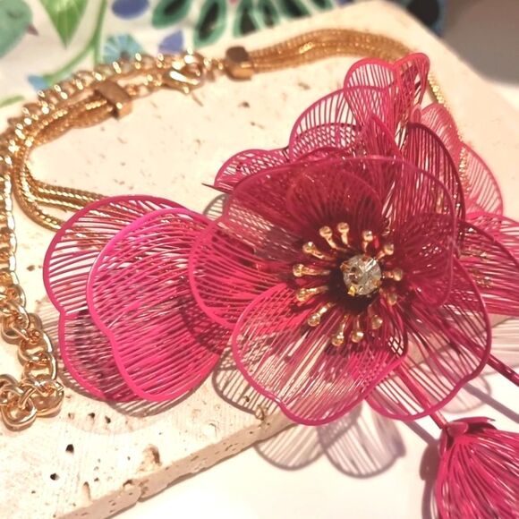 New ZARA cascading flowers choker necklace in fuchsia,a reddish-purple - Picture 4 of 12